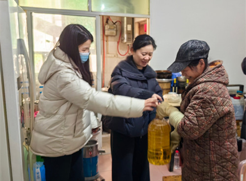 照片：慰问现场.jpg